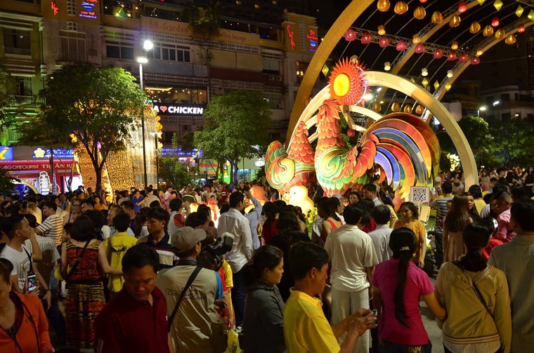 Anh: Bien nguoi chen kin duong hoa Nguyen Hue dem can Tet-Hinh-3